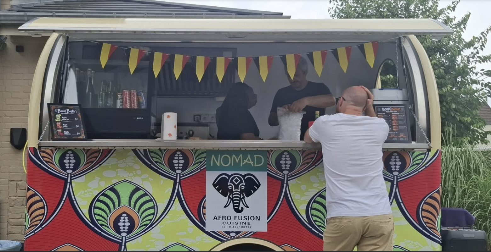 Le véritable food truck Nomad Afro Fusion à son comptoir